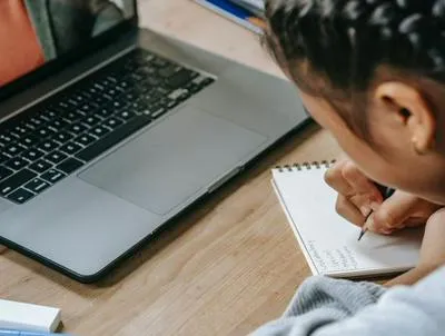 Mujer estudiando. En relación con becas para Estados Unidos. 