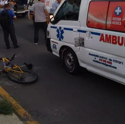 Ciclista fue arrollado por imprudente ambulancia que iba a toda velocidad. En el video quedó registrado el momento del accidente y la reacción de testigos.