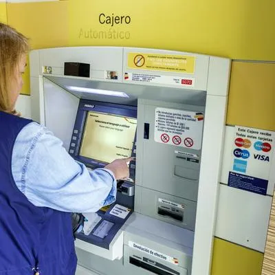Este es el proceso para retirar dinero en efectivo en un cajero automático con la tarjeta de crédito.