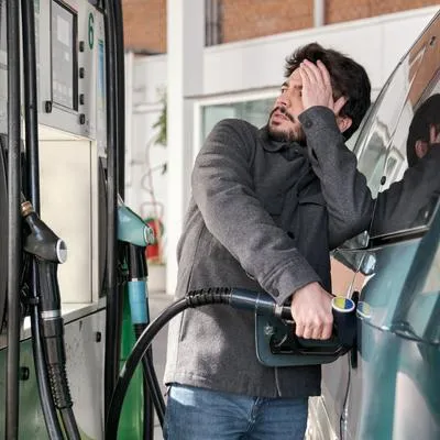 Hombre asustado por precio de la gasolina, a propósito que en Colombia el galón llegaría a $ 50.000