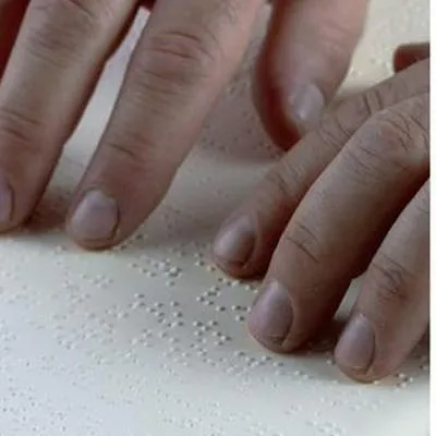 Cursos gratuitos para aprender braille y lenguaje de señas en Bogotá con la Red de Bibliotecas Públicas.