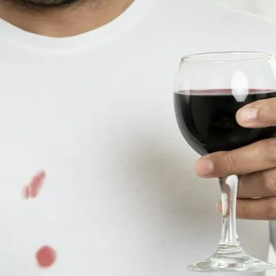 Manchas de vino: descubra cómo quitarlas con elementos que tiene en casa