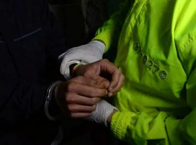 Hombre esposado. En relación con captura de homicida.