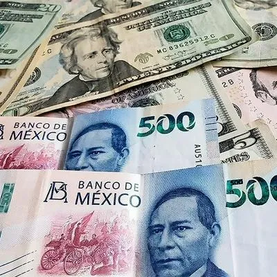 Dólar y pesos mexicanos