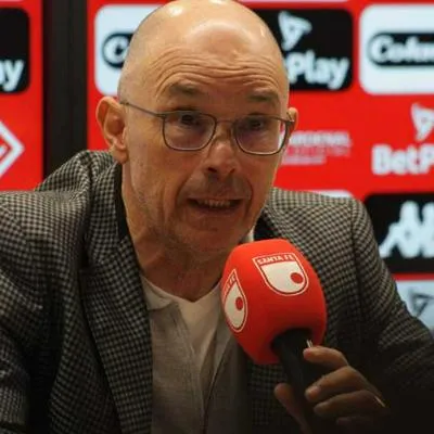 Alfredo Arias, extécnico de Santa Fe que renunció el año anterior y tenía clausula para no dirigir en Colombia, pero volvió a dirigir el DIM.