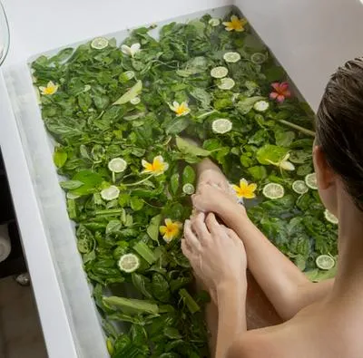 Cómo hacer un baño energético con hierbas dulces y amargas