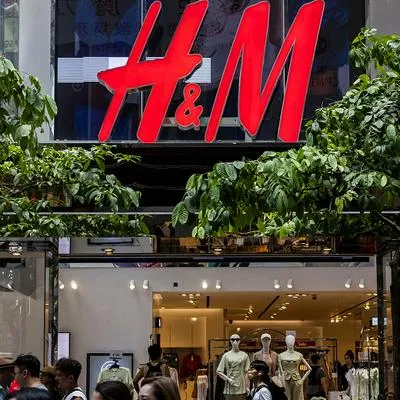 Tienda de H&M en nota sobre que demandó a Shein