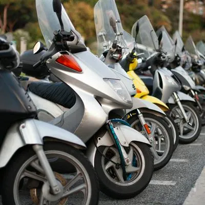 Empresas que venden motos eléctricas en Colombia están mintiendo a motociclistas.