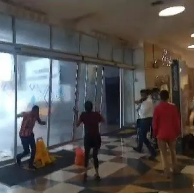 Vendaval tumbó la entrada principal de centro comercial y clientes se salvaron por un pelo.