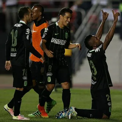 Alejandro Guerra celebrando con Diego Arias y Miguel Ángel Borja un gol de Nacional en Copa Libertadores 2016