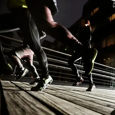 Hacer ejercicio de noche podría afectar las horas de sueño por la adrenalia que libera el cuerpo.