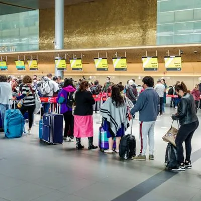 Filas en el aeropuerto El Dorado de Bogotá por problemas en algunas aerolíneas durante el 2023.