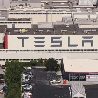 Terror en Tesla por falsa llamada que alertó de supuesto tiroteo y que les hizo armar un gran operativo a las autoridades. Varios empleados no asistieron. 