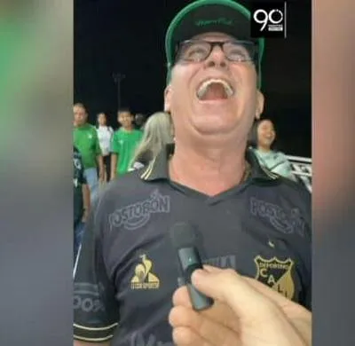 Los hinchas del Deportivo Cali celebran el gol de  'El Chino' Sandoval y le perdonan que tome si sigue haciendo goles.