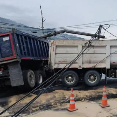 Accidente de tránsito entre volquetas en vía en Antioquia: tumbaro postes de luz