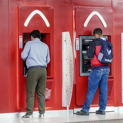 Proceso para enviar dinero efectivo a Daviplata desde un cajero automático.