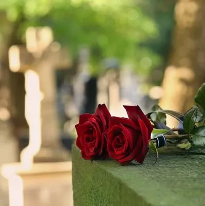 Significado de soñar con la muerte de alguien que está vivo y enfermo o que ya falleció hace mucho