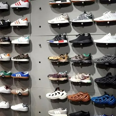 Adidas hace anuncio sobre los tenis que vende y que tenía almacenados. 