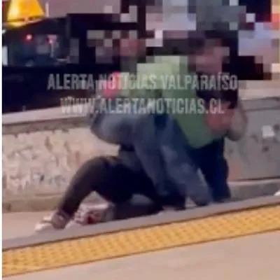 Momento en el que un hombre en Chile neutraliza con una llave de artes marciales a un ladrón que iba a robarlo