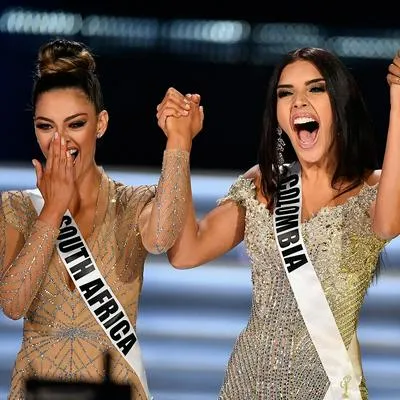 Demi-Leigh Nel-Peters y Laura Barjum, en Miss Universo 2017