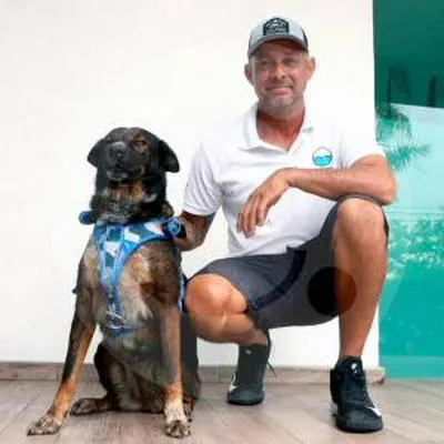 Timothy Shaddock regaló perra que lo acompañó en naufragio de 2 meses 