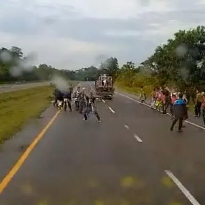 Revelan videos de atracos que sufren transportadores en Colombia cuando transitan por la Ruta del Sol, en Magdalena Medio.