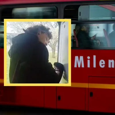 Jóvenes que grafitearon bus de Transmilenio tuvieron que limpiarlo como castigo