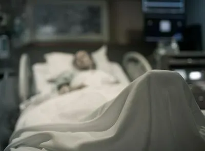 Mujer en hospital. En relación con hombre que intentó matar a su novia. 