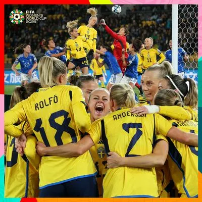 Celebración de un gol de Suecia en el 5-0 contra Italia que lo clasifico a octavos de final del Mundial Femenino.