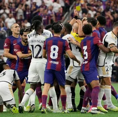 Clásico Barcelona vs. Real Madrid en EE. UU. tuvo duras patadas de los jugadores