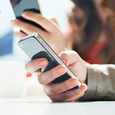 Para tener conexión sin red Wi-Fi es necesario tener un teléfono móvil. 