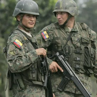 Soldados ecuatorianos, capturados en Colombia por incursión ilegal.