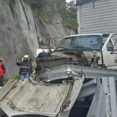 La Línea: accidente de tránsito dejó la parte delantera de un camión destruida