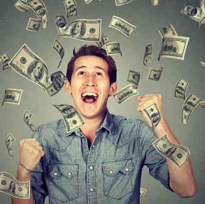 Hombre se ganó 110.000 millones de pesos en lotería y ahora lo perdió todo por hacer malas inversiones. Ahora, volvió a buscar trabajo en el mundo laboral.
