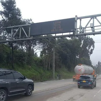 Vía Bogotá-Villavicencio fue reestablecida y con paso controlado de vehículos. El puente militar instalado temporalmente permitirá el cruce de carros. 