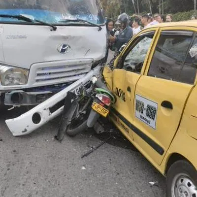 Ibagué hoy: camión quedó sin frenos, se llevó carros por delante y dejó heridos