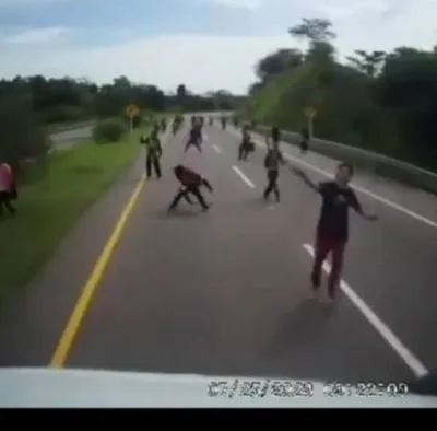 Camioneros dicen que los están robando y matando en carretera: hay videos
