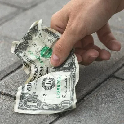 Dólar quiere cerrar julio con regalo para quienes piden su bajo precio. La moneda abrió a 3.905 pesos, lo que lo aleja de la barrera de los 4.000 pesos. 