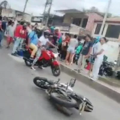 Ibagué hoy: accidente entre moto y peatón dejó a una persona herida en el piso