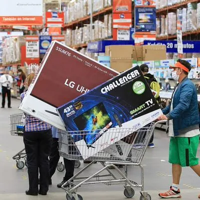 Personas comprando televisores, en nota sobre descuentos por el  aniversario de Olímpica y Alkosto
