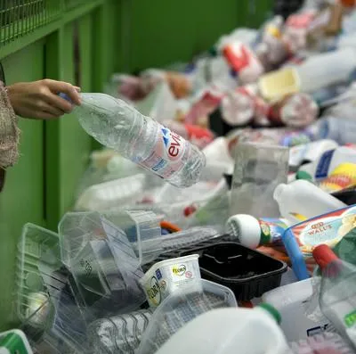 Botellas de plástico de un solo uso, material que tiene impuesto en Colombia y el cual la Procuraduría quiere tumbar