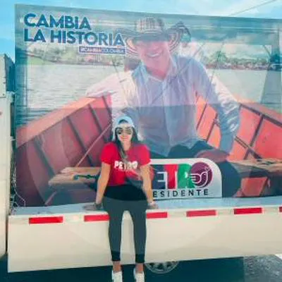 Day Vásquez posando frente a un cartel de la campaña presidencial de Gustavo Petro. Según ella, a dicha campaña entró dinero irregular