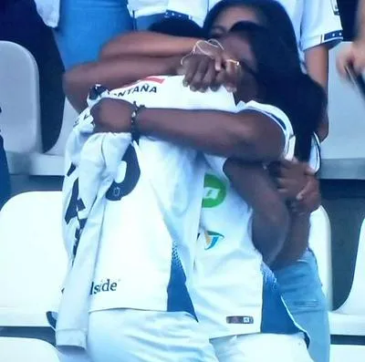 Jugador del Once Caldas, Yéiler Valencia, fue expulsado por abrazar a su mamá en la tribuna.