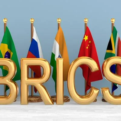 Las banderas de los países BRICS, grupo económico al que Colombia fue invitada.