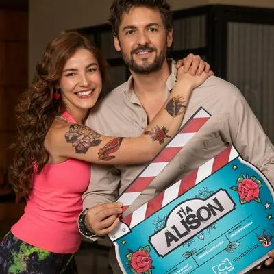Juliette Pardau y Rodrigo Candamil, en sus personajes de 'Tía Alison', en nota sobre si tuvieron el sueño americano