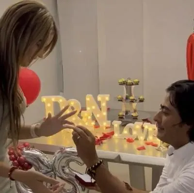 Nicolás Petro, hijo de Gustavo Petro, pidiendo matrimonio a Day Vásquez. Lo recordaron luego de sus capturas