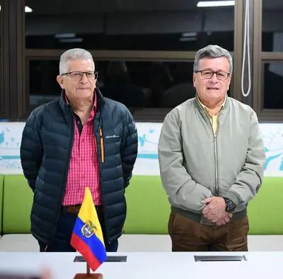 (I-D) Aureliano Carbonell, Pablo Beltrn y Bernardo Tllez, miembros de la delegacin del ELN en las negociaciones de paz con el Gobierno de Gustavo Petro llegaron a Bogot este lunes 31 de julio.