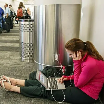 La nueva técnica que los ciberdelincuentes están aplicando en aeropuertos y centros comerciales para robarle su información con 'juice jacking'.