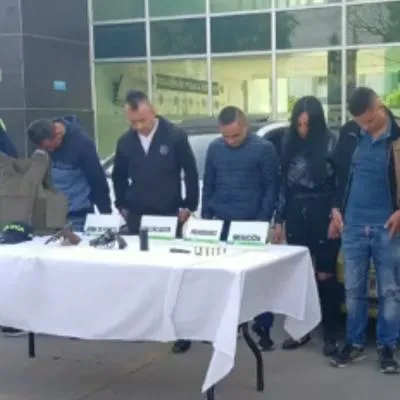 Seis ladrones que se hacían pasar por falsos policías fueron capturados en Bogotá, cuando robaban y cometían hallanamientos en la ciudad. 