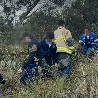 38 menores de edad y 7 profesores de un colegio se perdieron en horas del medio día del lunes en los cerros orientales de Bogotá y fueron rescatados horas más tarde por los bomberos.